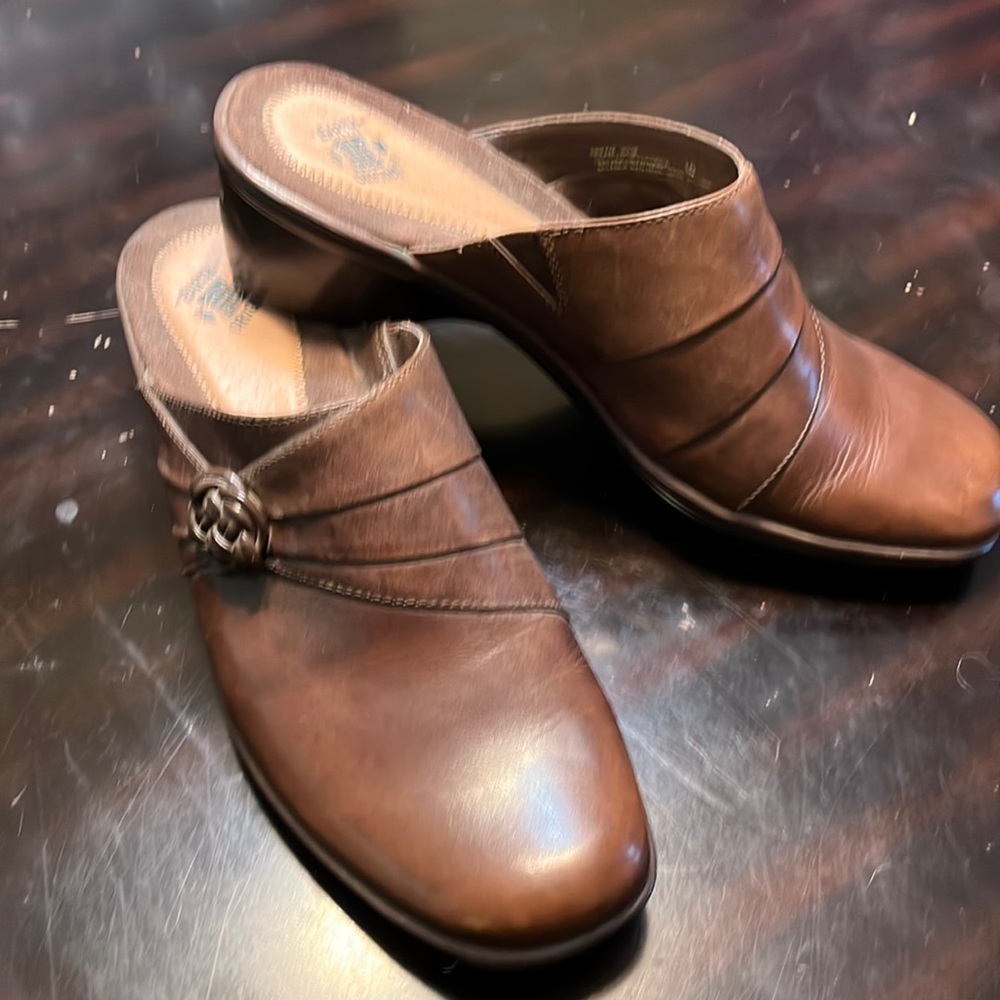 Size 10 Brown leather clogs.